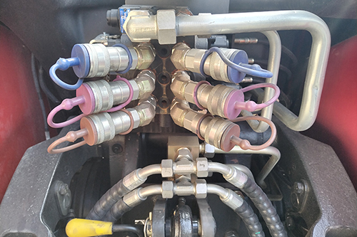 3 saluran hidrolik belakang + 2 saluran hidrolik depan